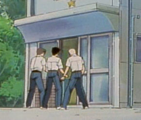 Kikuchi, Kusano, and Murai ready to act if Onizuka did something stupid.